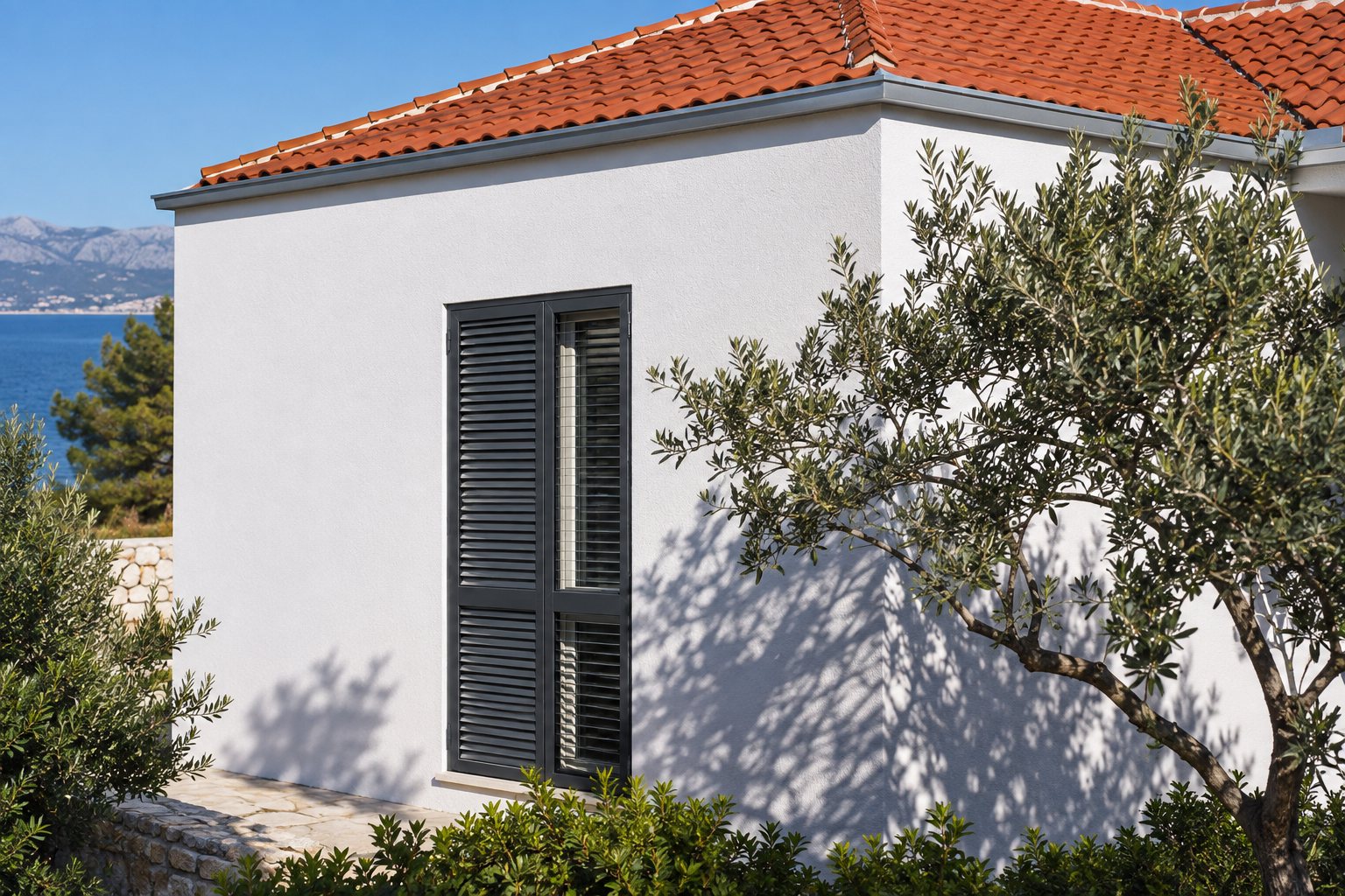 Kuća uz more s aluminijskom stolarijom i griljama